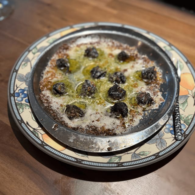 Escargot in Garlic Butter 12 Pieces.